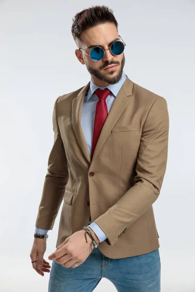 Portrait Sexy Businessman Posing Tough Attitude Standing Wearing Sunglasses Gray — Foto de Stock