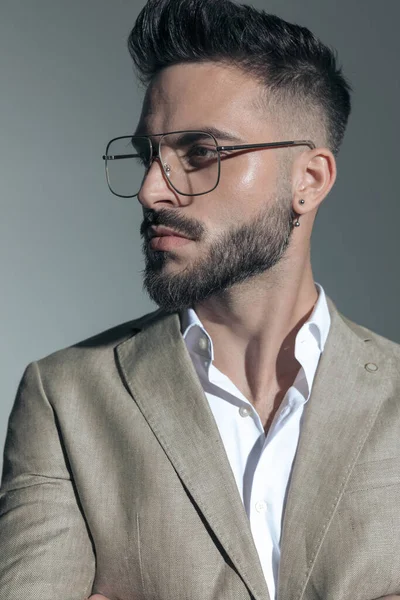 Closeup Young Businessman Cool Style Looking Side Standing Wearing Eyeglasses — Stock fotografie