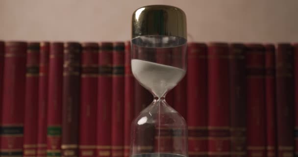 Концептуальне Відео Пісочного Годинника Перед Університетськими Книгами Ілюстрованими Часовим Тиском — стокове відео