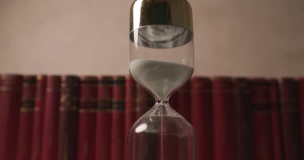 Пісочний Годинник Перед Рядком Зроблений Книг Бібліотеці Ілюструє Концепцію Закінчення — стокове відео