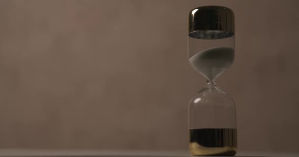 Концепція Вичерпання Часу Проілюстрована Пісочним Годинником Хронометр Час Зникає Перед — стокове відео