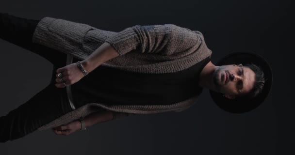 Sexy Unshaved Guy Moving Adjusting Sweater Crossing Arms Posing Spotlight — Αρχείο Βίντεο