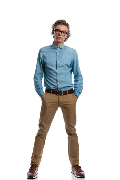 Full Body Picture Handsome Casual Man Putting His Hands Pockets — Stock Photo, Image