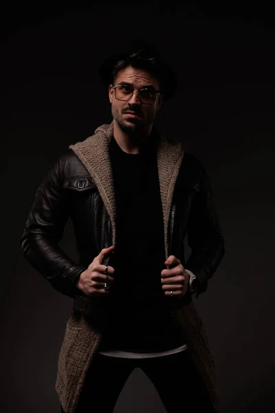Sexy Bearded Guy Glasses Pulling Adjusting Leather Jacket Wool Cardigan — ストック写真