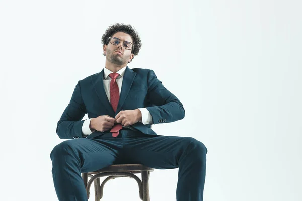 Porträt Eines Jungen Geschäftsmannes Der Seinen Anzug Mit Haltung Öffnet — Stockfoto