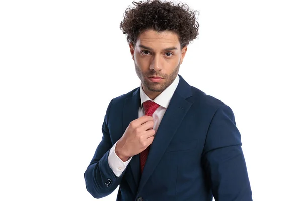 Portrait Jeune Homme Affaires Sexy Avec Cravate Réglage Des Cheveux — Photo