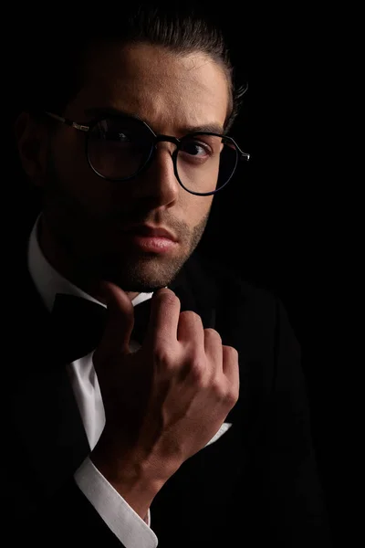 Привлекательный Элегантный Мужчина Очках Заботящийся Думающий Жизненных Решениях Черном Фоне — стоковое фото