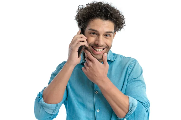 Portrét Šťastného Muže Kudrnatými Vlasy Mluví Telefonu Drží Ruku Bradě — Stock fotografie