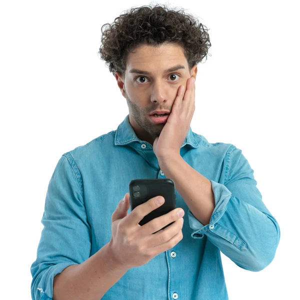 Wstrząśnięty Człowiek Aram Kręconymi Włosami Trzymając Telefon Czytając Mail Dotykając — Zdjęcie stockowe