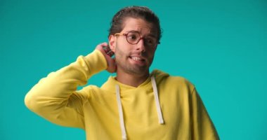 casual man feeling uncomfortable then having a great idea and pointing at him
