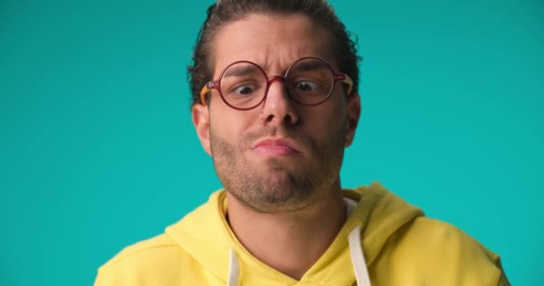Ležérní Muž Dělá Obličeje Vysmívá Vám Baví Ním — Stock video