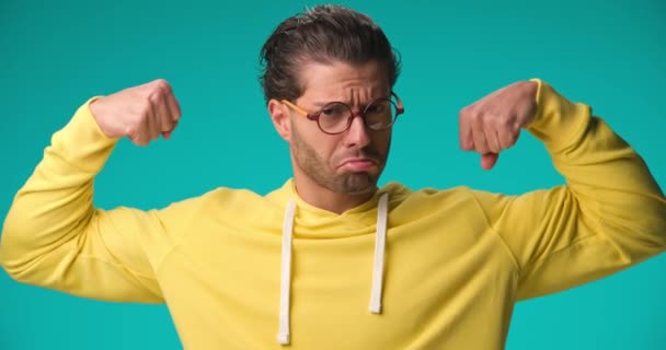 Young Casual Man Flexing His Arms Bodybuilder — Stok video
