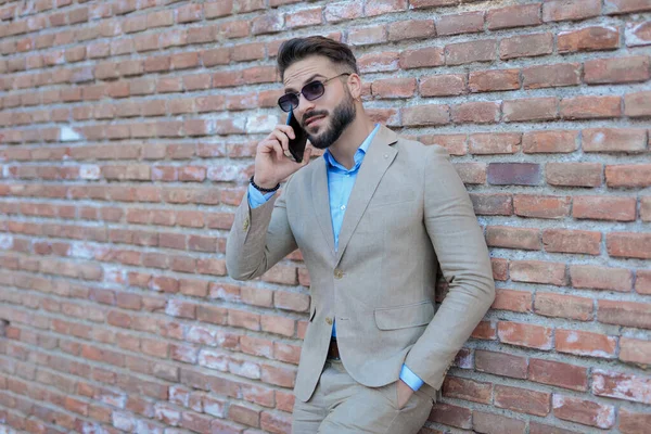 Unshaved Young Man Suit Hand Pocket Talking Phone While Looking — Stock Photo, Image
