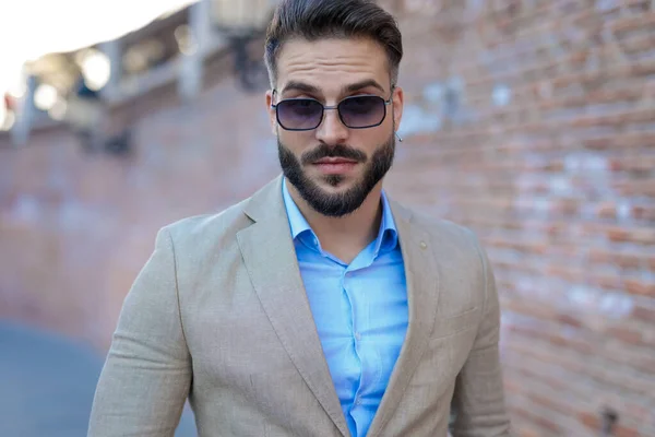 Portrait Sexy Bearded Guy Wearing Sunglasses Posing Outdoor Front Bricks — Zdjęcie stockowe