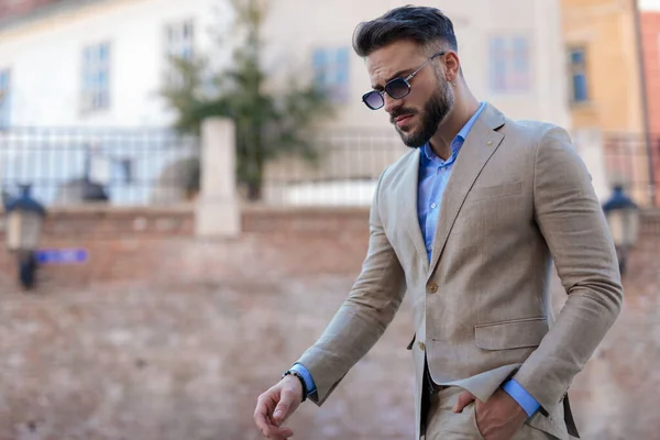 Bearded Businessman Suit Wearing Sunglasses Wearing Hand Pocket Looking Front — Stock fotografie