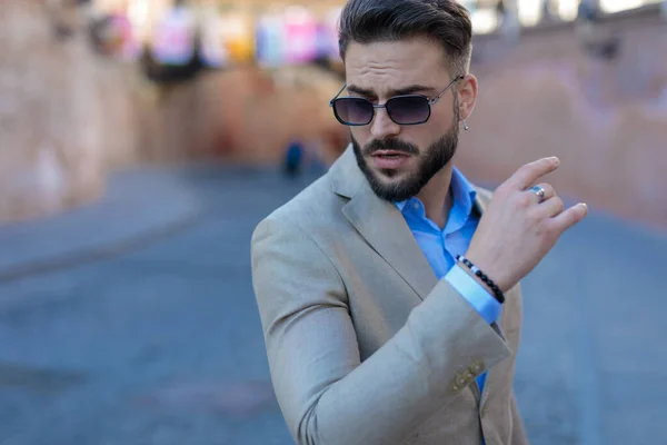 Mode Elegant Man Med Skägg Kostym Tittar Ner Och Poserar — Stockfoto