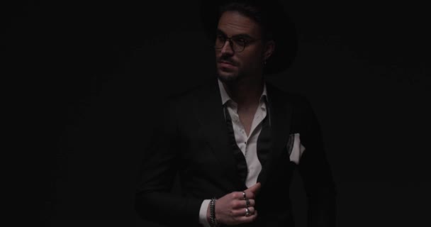 Cool Stylish Businessman Suit Open Collar Holding Hand Pocket Buttoning — Vídeos de Stock