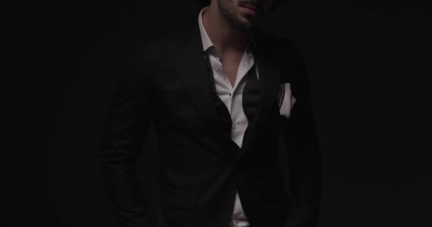 Elegante Uomo Migliore Smoking Con Camicia Collo Aperto Essere Fiducioso — Video Stock