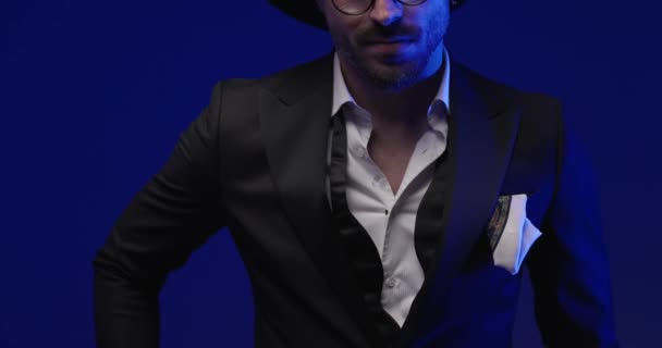 Elegant Man Kostym Med Hatt Och Glasögon Ser Sidan Flirta — Stockvideo