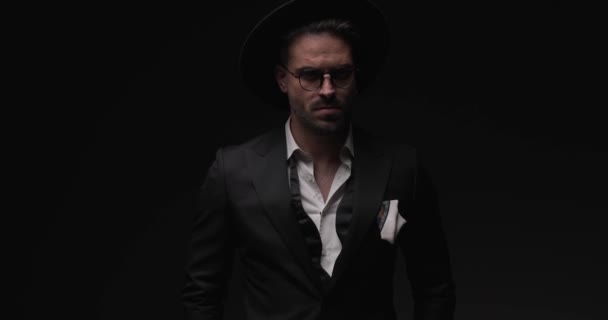 Project Video Confident Man Hat Glasses Holding Hands Pockets Looking — Vídeos de Stock