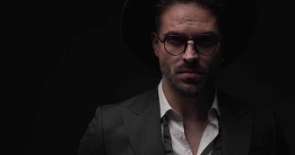 Cool Uomo Misterioso Elegante Smoking Con Camicia Collo Aperto Cappello — Video Stock