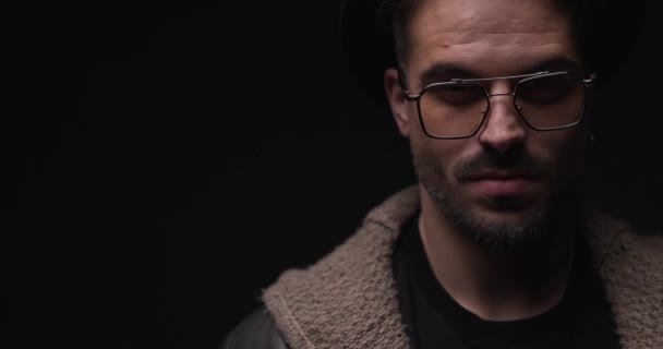 Projeto Vídeo Sexy Perigoso Homem Com Óculos Chapéu Posando Uma — Vídeo de Stock