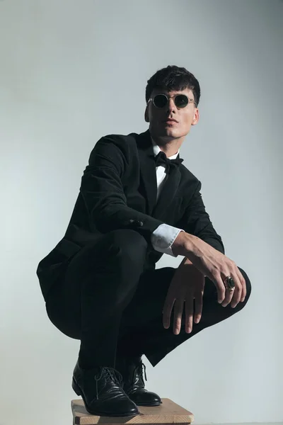 Cool Elegant Best Man Glasses Wearing Black Tuxedo Crouching Elbows — Stock Photo, Image