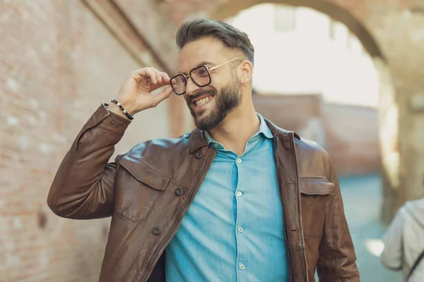 Çekici Sıradan Bir Adamın Portresi Gözlüklerini Düzenliyor Gülüyor Deri Ceket — Stok fotoğraf