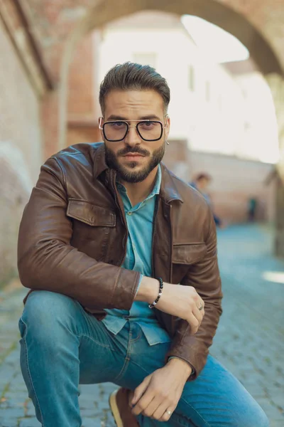 Retrato Homem Casual Atraente Agachando Posando Com Estilo Vestindo Óculos — Fotografia de Stock