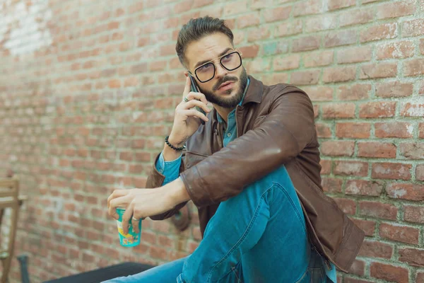 Retrato Homem Casual Sexy Falando Telefone Enquanto Segurava Sua Xícara — Fotografia de Stock