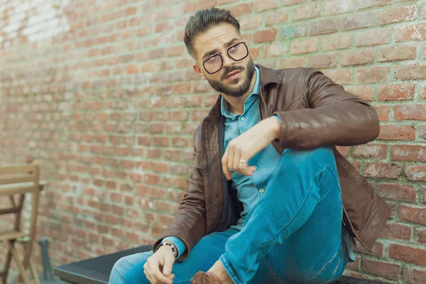 Portrait Handsome Casual Man Posing Bench Cool Vibe Wearing Eyeglasses — Stock Photo, Image