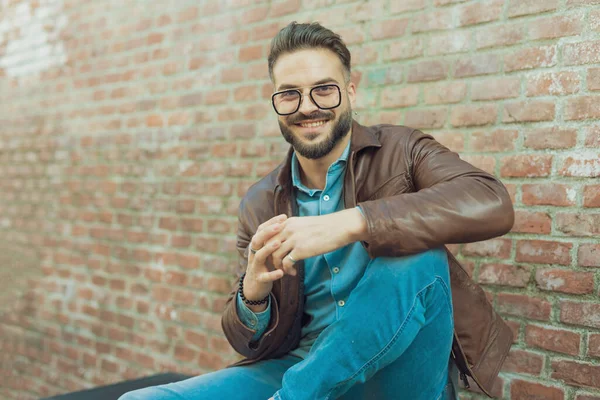Portrait Sexy Casual Man Posing Bench Feeling Relaxed Wearing Eyeglasses — Stock Photo, Image