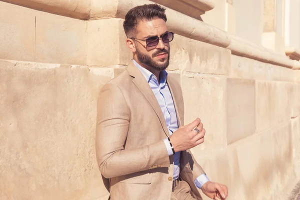 Retrato Jovem Empresário Posando Com Estilo Cool Vestindo Óculos Sol — Fotografia de Stock