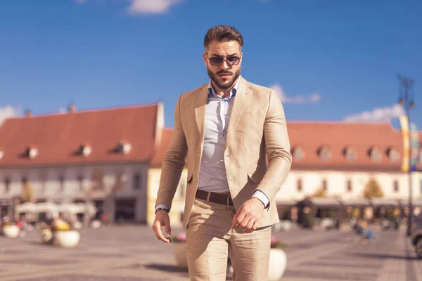 Retrato Empresário Atraente Posando Com Vibe Dura Usando Óculos Sol — Fotografia de Stock