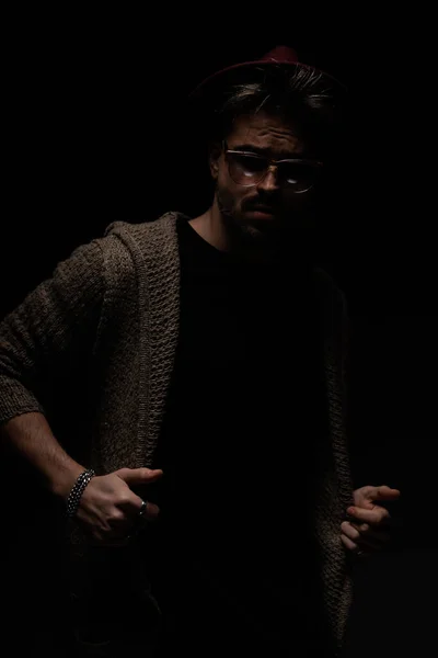 Portret Seksownego Mężczyzny Organizującego Sweter Bordowym Kapeluszu Okularach Wełnianym Płaszczu — Zdjęcie stockowe