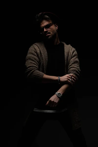Porträtt Snygg Casual Modell Som Håller Hans Arm Sexig Ställning — Stockfoto