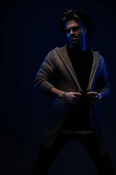 Portret Przystojnego Modysty Ciągnącego Powoli Sweter Noszącego Bordowy Kapelusz Okulary — Zdjęcie stockowe