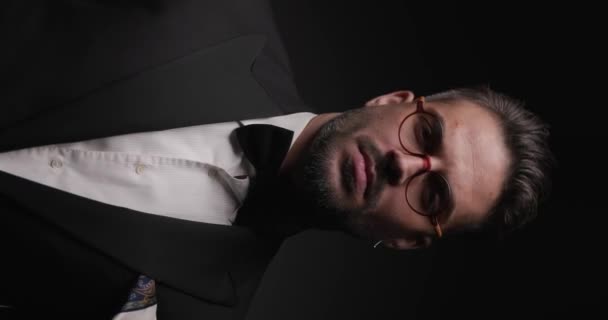 Крупним Планом Сексуальний Бізнесмен Перетинає Руки Грудях Жорстким Ставленням — стокове відео