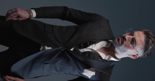 Zarif Adamı Avuçlarını Ovuyor Ellerini Cebine Sokuyor Ceketini Düzenliyor Moda — Stok video