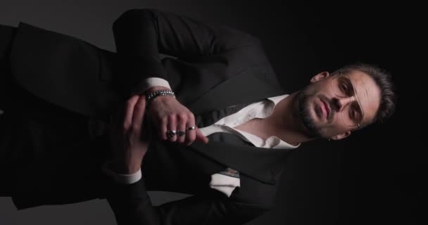 Sexy Zakenman Vaststelling Van Zijn Armband Jas Kijken Diep Camera — Stockvideo