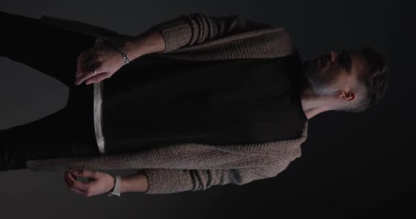 Cool Casual Człowiek Patrząc Bok Pocierając Dłonie Układając Jego Sweter — Wideo stockowe