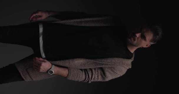 Dramatyczny Swobodny Mężczyzna Powoli Dotykający Jego Szyi Naprawiający Jego Sweter — Wideo stockowe