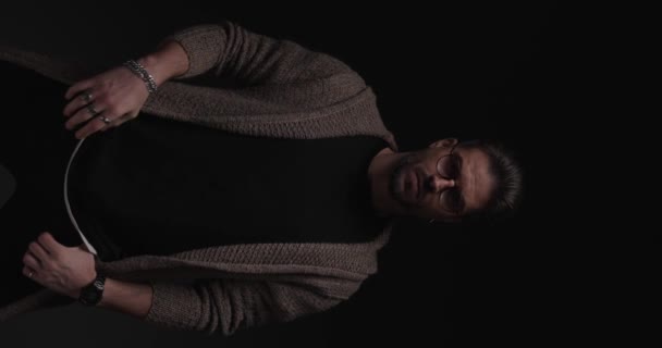 Dramático Hombre Casual Frotando Cuello Fijación Cárdigan Mirando Cámara Con — Vídeos de Stock