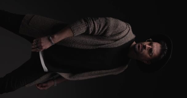 Sexy Casual Mężczyzna Tarcie Dłonie Powoli Układając Jego Kapelusz Patrząc — Wideo stockowe