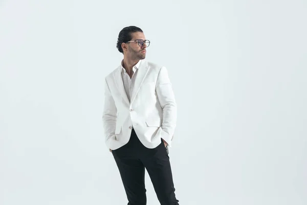 Sexy Elegante Homem Branco Jaqueta Terno Segurando Mãos Bolsos Olhando — Fotografia de Stock