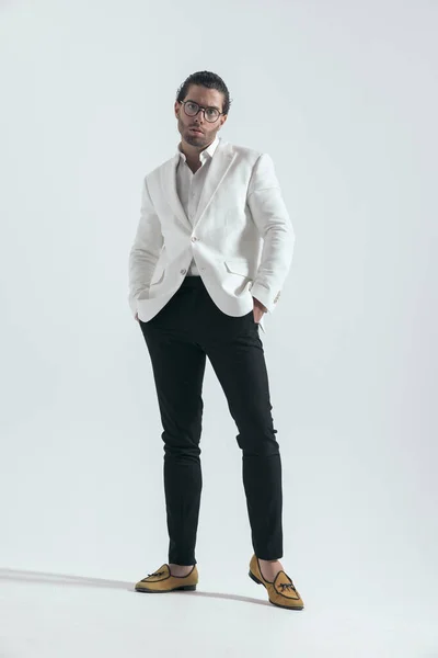 Beyaz Ceketli Moda Genç Adam Ceplerinde Ele Tutuşuyor Stüdyoda Gri — Stok fotoğraf