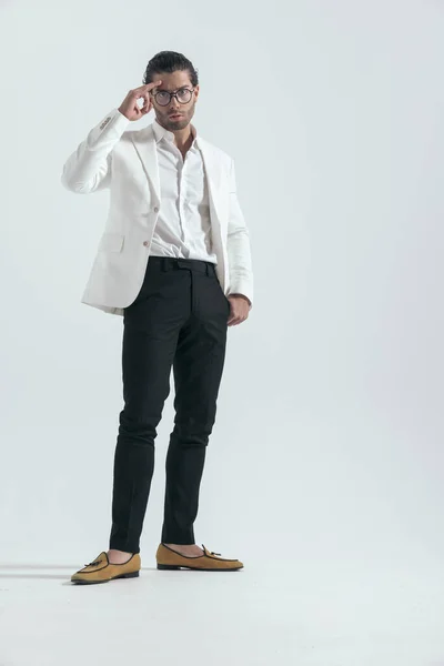 Cooler Junger Kerl Weißen Sakko Anzug Mit Offenem Kragen Grüßt — Stockfoto