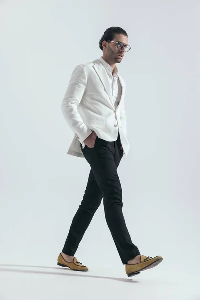 Vue Latérale Homme Mode Cool Avec Des Lunettes Marchant Avec — Photo