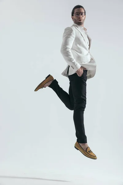 Widok Boku Elegancki Moda Człowiek Trzyma Rękę Kieszeni Skoków Przed — Zdjęcie stockowe