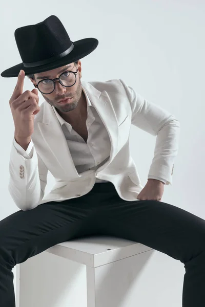 Δροσερό Μόδα Σέξι Άντρας Γυαλιά Λευκό Σακάκι Κοστούμι Προσαρμογή Καπέλο — Φωτογραφία Αρχείου
